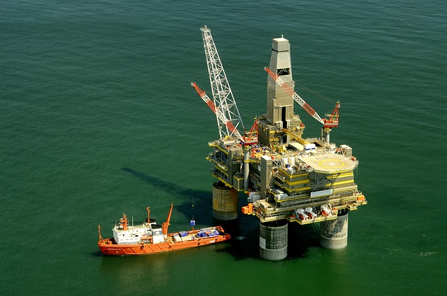 https://pixabay.com/de/photos/russland-%C3%B6l-plattform-rig-boot-112445/