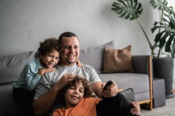3 Green Flags for Roku Stock, and 1 Red Flag Investors Should Watch: https://g.foolcdn.com/editorial/images/741713/family-smiles-as-they-stream-programs-while-together.jpg