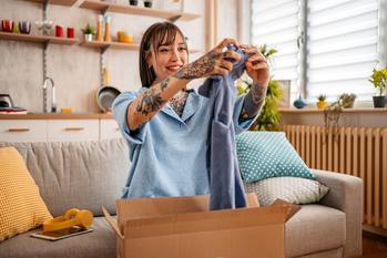 7 Reasons to Sell Stitch Fix Stock: https://g.foolcdn.com/editorial/images/701823/woman-box-clothes.jpg