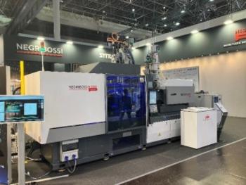 Korrektur: NISSEI rüstet sich für eine stärkere Marktpräsenz in Deutschland: Die Erforschung umweltfreundlicher Spritzgießtechnologien und die Weiterentwicklung der Organisationsstruktur für den europäischen Markt bilden zwei Säulen: https://www.irw-press.at/prcom/images/messages/2025/82018/Nissei_120125_DE.001.jpeg