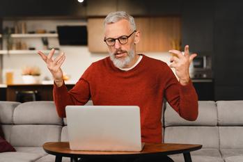2 No-Brainer Stocks to Buy With $1,000 Right Now: https://g.foolcdn.com/editorial/images/761343/22_09_29-a-person-looking-at-a-laptop-raising-their-arms-as-if-frustrated-_gettyimages-1359039717_mf-dload.jpg