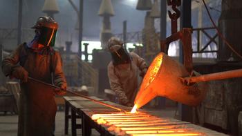 Nucor Keeps Putting Its Windfall Profits to Good Use: https://g.foolcdn.com/editorial/images/684959/22_03_01-two-people-pouring-molten-aluminum-into-forms-_gettyimages-1287953578.jpg