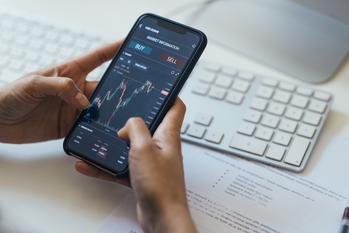 The No. 1 Holding of Retail Investors on Robinhood Was Just Dumped (Again!) by Billionaire Philippe Laffont of Coatue Management: https://g.foolcdn.com/editorial/images/844659/smartphone-retail-investing-robinhood-buy-sell-retire-stock-market-crypto-getty.jpg