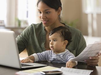 1 Reason I Wouldn't Buy This High-Yielding Dividend Stock: https://g.foolcdn.com/editorial/images/739959/a-person-sitting-with-their-child-looking-at-a-laptop.jpg