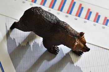 For Only the 4th Time in 50 Years, This Banking Metric Is Forecasting a Big Move in the Stock Market: https://g.foolcdn.com/editorial/images/731141/bear-market-stock-chart-quarter-report-financial-metrics-invest-getty.jpg
