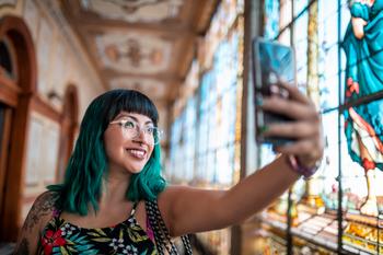 Why Snap Stock Is Handily Beating the Market This Week: https://g.foolcdn.com/editorial/images/704025/person-takes-selfie-in-ornate-place-of-worship.jpg