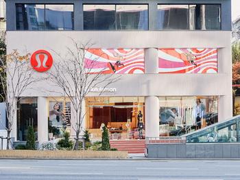 Lululemon Shares Rally After Hours as CEO Plans Exit. Does the Market Expect a Strategy Shift?: https://g.foolcdn.com/editorial/images/846832/lululemon-store.jpg