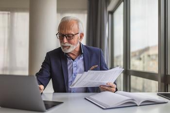 3 Benefits to Claiming Social Security Early: https://g.foolcdn.com/editorial/images/722324/older-man-professional-laptop-gettyimages-1432470626.jpg