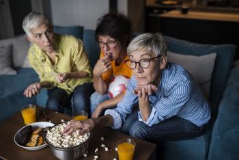 A Bull Market Is Coming: 3 Reasons to Buy Roku: https://g.foolcdn.com/editorial/images/737421/friends-sharing-popcorn-by-the-tv.jpg