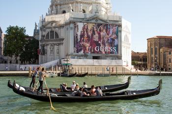 GUESS Heads to Granada for the 2022 Fall/Winter Advertising Campaign: https://mms.businesswire.com/media/20220728005098/en/1526380/5/GUESS_-_VE_-_BASILICA_DELLA_SALUTE_-_01.07.2022_%287%29.jpg