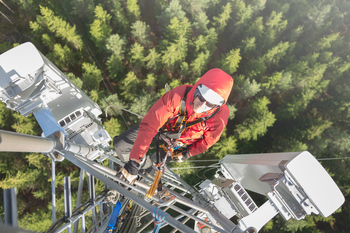 The Smartest Dividend Stocks to Buy With $10,000 Right Now: https://g.foolcdn.com/editorial/images/838682/cell-tower-worker.jpg