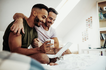 Better Growth Stock: Robinhood vs. Visa: https://g.foolcdn.com/editorial/images/842775/21_07_21-a-couple-sitting-in-bed-looking-at-a-computer-_gettyimages-1174486567.jpg
