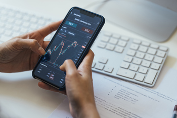 The No. 1 Holding of Retail Investors on Robinhood Was Just Dumped (Again!) by Billionaire Philippe Laffont of Coatue Management: https://g.foolcdn.com/editorial/images/844659/smartphone-retail-investing-robinhood-buy-sell-retire-stock-market-crypto-getty.jpg