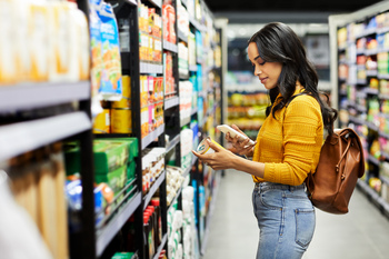 Evaluating KHC Stock's Actual Performance: https://g.foolcdn.com/editorial/images/843979/person-shopping-in-a-grocery-store-aisle.jpg