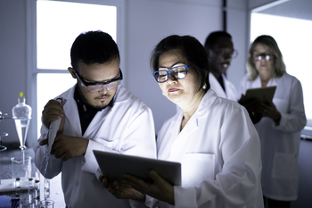 Forget Moderna Stock, This is a Much Better Buy: https://g.foolcdn.com/editorial/images/848134/gettyimages-two-researchers-work-in-a-lab.jpg