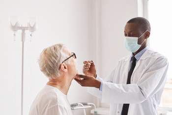 Why March 31 Is a Critical Date for Medicare Advantage Plan Enrollees: https://g.foolcdn.com/editorial/images/850276/doctor-treating-patient.jpg