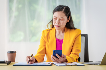 1 New Reason to Be Cautious About Buying Solana, and 1 New Reason to Sell It Immediately: https://g.foolcdn.com/editorial/images/852079/investor-at-desk-considers-phone-and-papers.jpg
