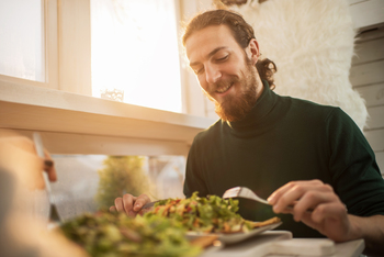Sweetgreen Stock: Can a Popular Brand Translate Into Durable Shareholder Returns?​: https://g.foolcdn.com/editorial/images/850329/eating-a-salad-at-a-restaurant.jpg