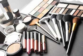 1 Growth Stock Down 40% to Buy Right Now: https://g.foolcdn.com/editorial/images/852530/assortment-of-cosmetics_large-makeup-beauty-eyeshadow-blush-powder-lipstick.jpg
