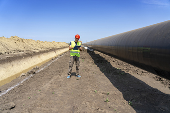 Energy Transfer: The 7.4%-Yielding Dividend Stock Income Investors Can't Ignore: https://g.foolcdn.com/editorial/images/850454/pipeline-worker.jpg
