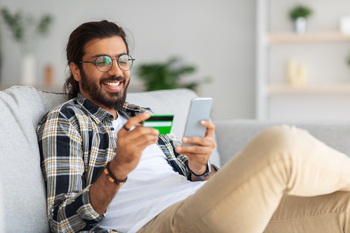 2 No-Brainer Warren Buffett Stocks to Buy Right Now: https://g.foolcdn.com/editorial/images/853352/e-commerce-man-smiling-credit-card-1.jpg