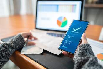 It Isn't a Trillion-Dollar Stock, But Investors Shouldn't Overlook This Digital Bank: https://g.foolcdn.com/editorial/images/853494/online-banking-stocks-trading-investing.jpg