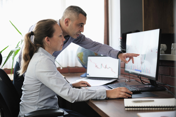 This Robinhood Stock Has a Trailing 48% Dividend Yield. Is It Too Good to Be True?: https://g.foolcdn.com/editorial/images/854383/people-computer-1.jpg
