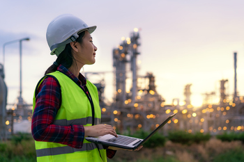 Why Units of Energy Transfer Surged Nearly 12% in January: https://g.foolcdn.com/editorial/images/854679/a-person-in-a-hardhat-and-holding-a-laptop-near-an-energy-facility.jpg