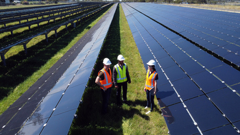 Better Energy Stock: Brookfield Renewable vs. Enterprise Products Partners: https://g.foolcdn.com/editorial/images/861627/solar-panels-and-workers.jpg