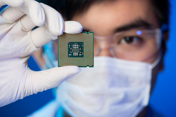 1 No-Brainer Semiconductor Stock to Buy With $1,000 Right Now: https://g.foolcdn.com/editorial/images/861911/person-holding-a-microchip.jpg