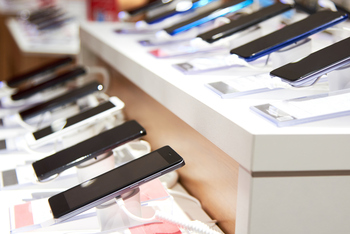 Apple's AI Strategy Is Pivoting. Here's Why That Could Be Great News for the Stock.: https://g.foolcdn.com/editorial/images/863432/smartphones-on-display-in-mobile-phone-service-store.jpg