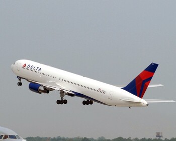 Amazon Lands Its Biggest Airline Customer for In-Flight Satellite Internet: https://g.foolcdn.com/editorial/images/865285/delta-airplane-in-flight-is-delta-air-lines.jpg