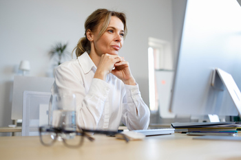 3 Things That Might Get in the Way of an Early Retirement: https://g.foolcdn.com/editorial/images/854289/woman-40s-laptop-gettyimages-1393851480.jpg