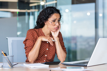 3 Reasons You're Falling Behind on Retirement Savings -- and What to Do About Them: https://g.foolcdn.com/editorial/images/854571/woman-20s-laptop-upset-gettyimages-1456423558.jpg