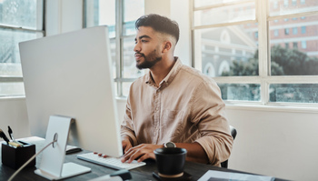 3 Reasons to Choose a Roth 401(k) Over a Traditional 401(k) for Retirement Savings: https://g.foolcdn.com/editorial/images/855516/man-20s-desk-gettyimages-1430286042.jpg