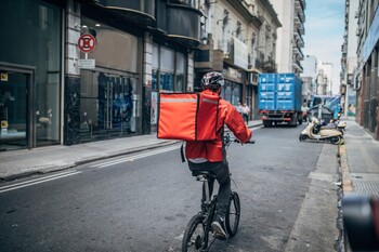 Could Groceries Be DoorDash's Next Big Profit Engine?: https://g.foolcdn.com/editorial/images/857040/uber-easts-doordash-bike-messenger-food-delivery-city.jpg