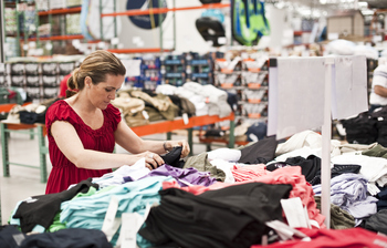 3 Retail Stocks to Buy Now That President Trump's Tariffs Have Been Struck Down by the Supreme Court: https://g.foolcdn.com/editorial/images/857346/costco-warehouse-wholesale-shopping.jpg