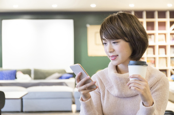 Best 2 Blue Chip Stocks to Buy After Last Week's Market Pullback: https://g.foolcdn.com/editorial/images/858819/woman-looking-at-smarphone-1.jpg