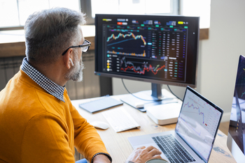Bitcoin vs. Solana: Which Crypto Is the Better Buy Right Now?: https://g.foolcdn.com/editorial/images/860160/investor-comparing-cryptocurrency-charts.jpg